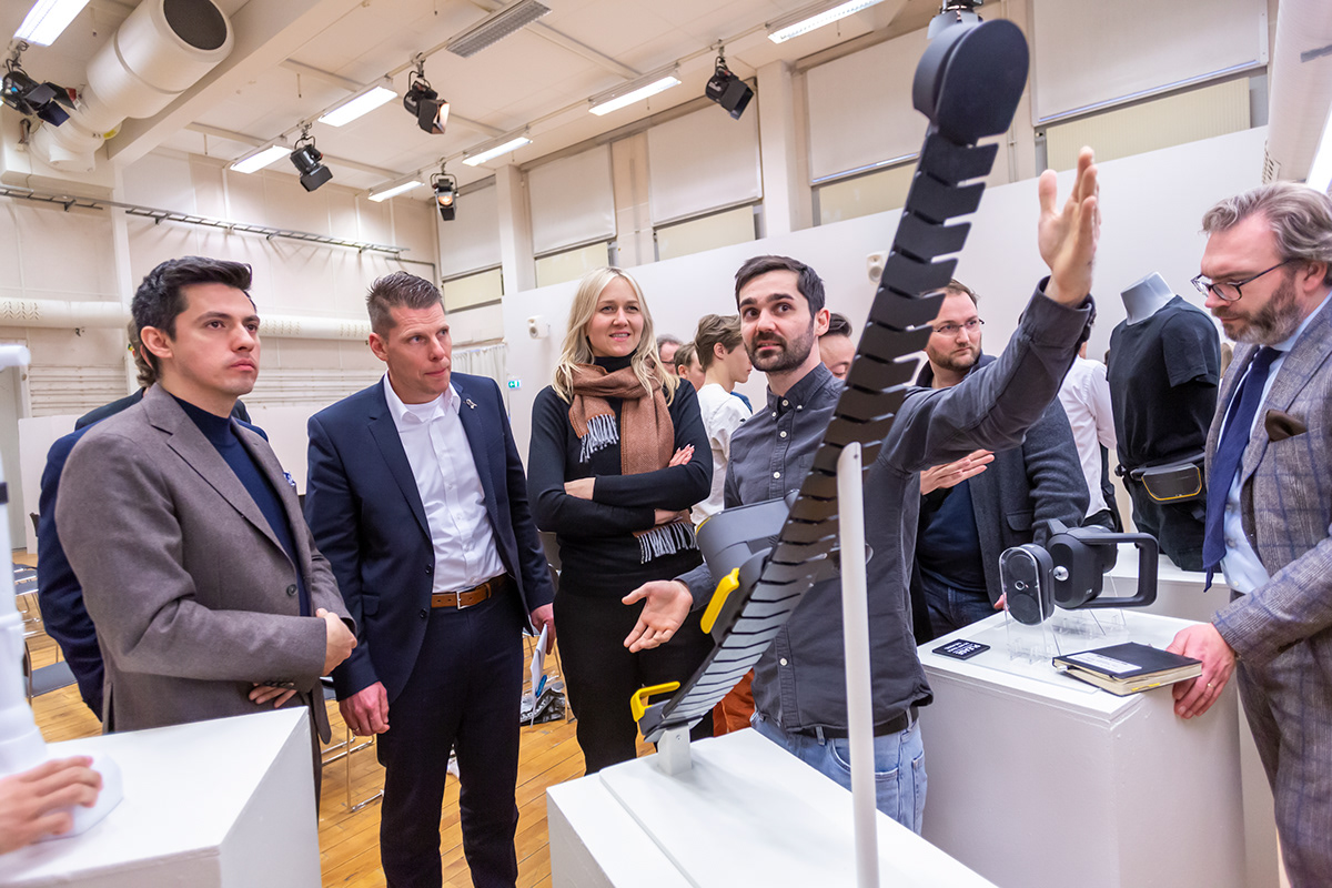 MADS — 1.5D movement and swivel arm reach